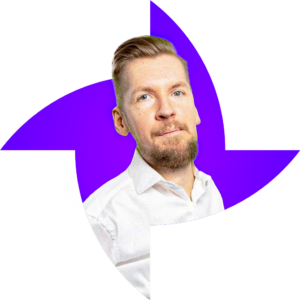 Homme blanc, cheveux courts blonds, barbu, porte une chemise blanche